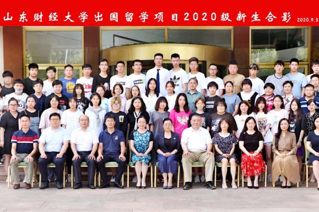 山東財(cái)經(jīng)大學(xué)出國(guó)留學(xué)項(xiàng)目2020級(jí)新生合影